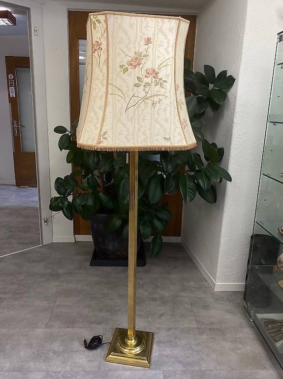 Lampade: Vintage-Stehlampe mit Messingständer – Usato da Schaffhausen venduto da Galleria13_Brocki_SH