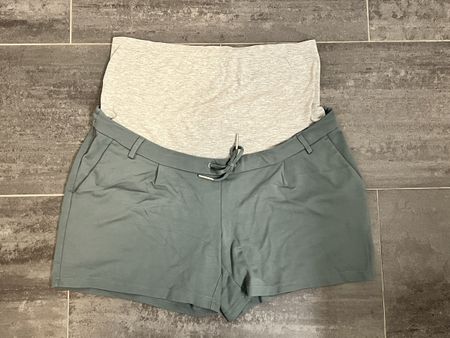 Hochwertige Only Maternity Umstandshose kurz XXL (Grösse 44)