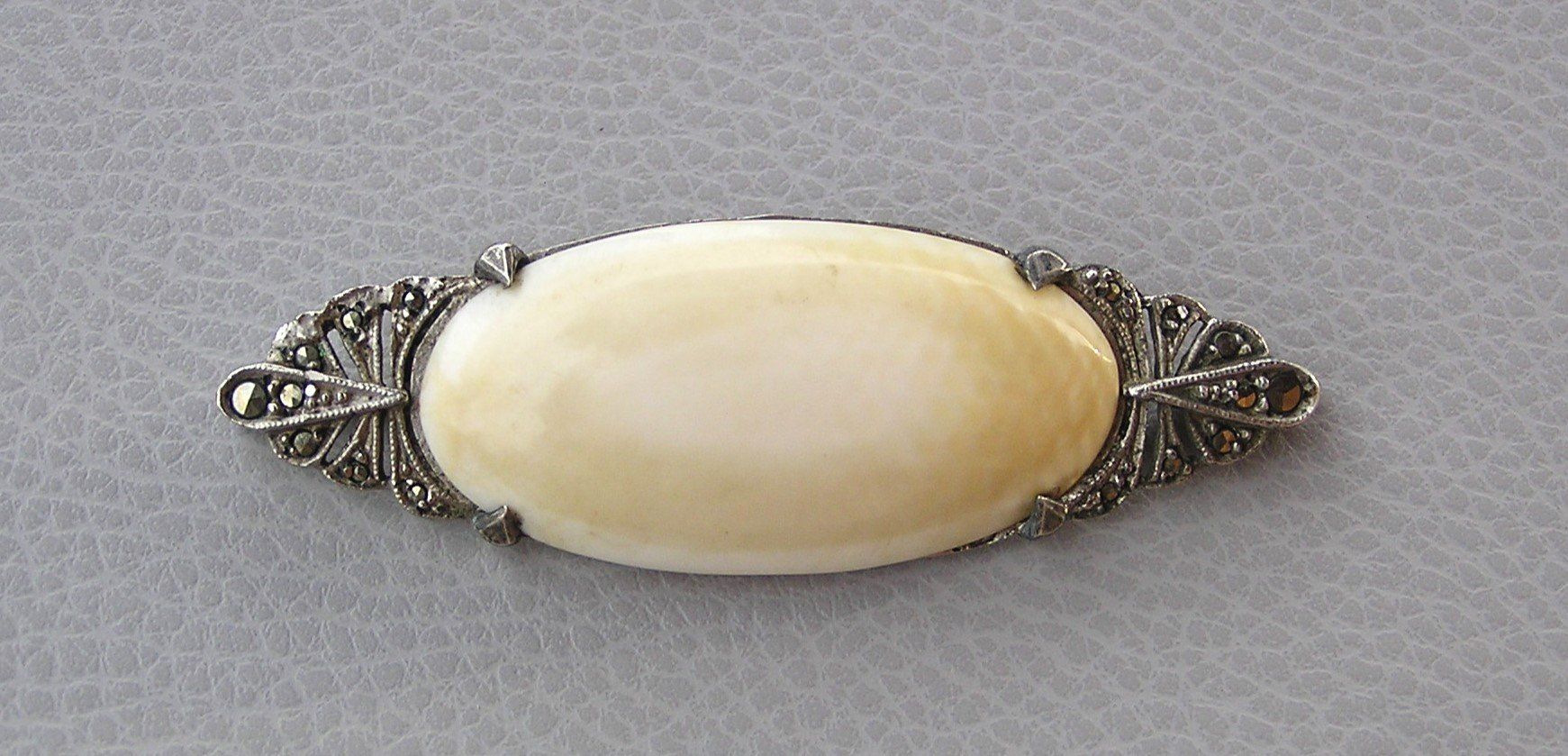 Spille & Fermagli: ANTIKE BROSCHE MARKASIT CABOCHON BEIN – Usato da Grenchen venduto da Antique-hunter