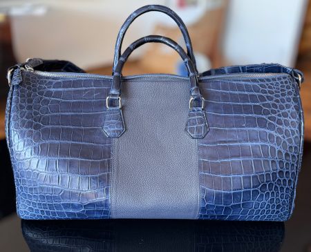 Sac de voyage en crocodile bleu – Article exclusif