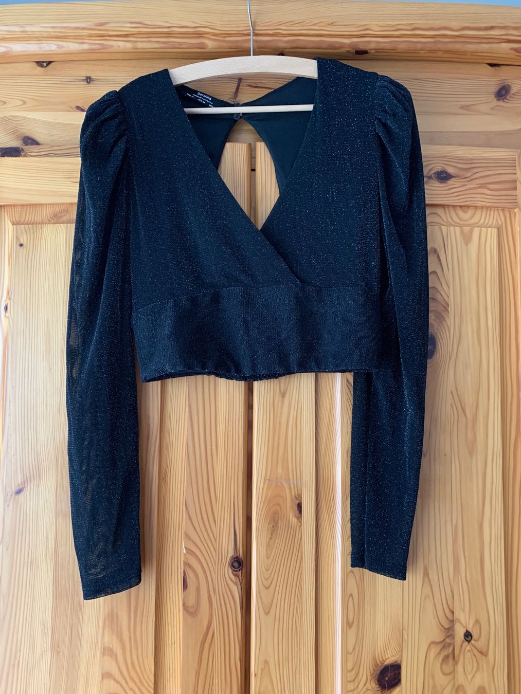 Bershka Top: Schwarzes glizerndes Croptop mit transparenten Ärmeln – Usato da Luzern venduto da Simona15 1