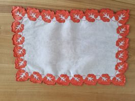 6 gestickte Tischsets, passende Servietten
