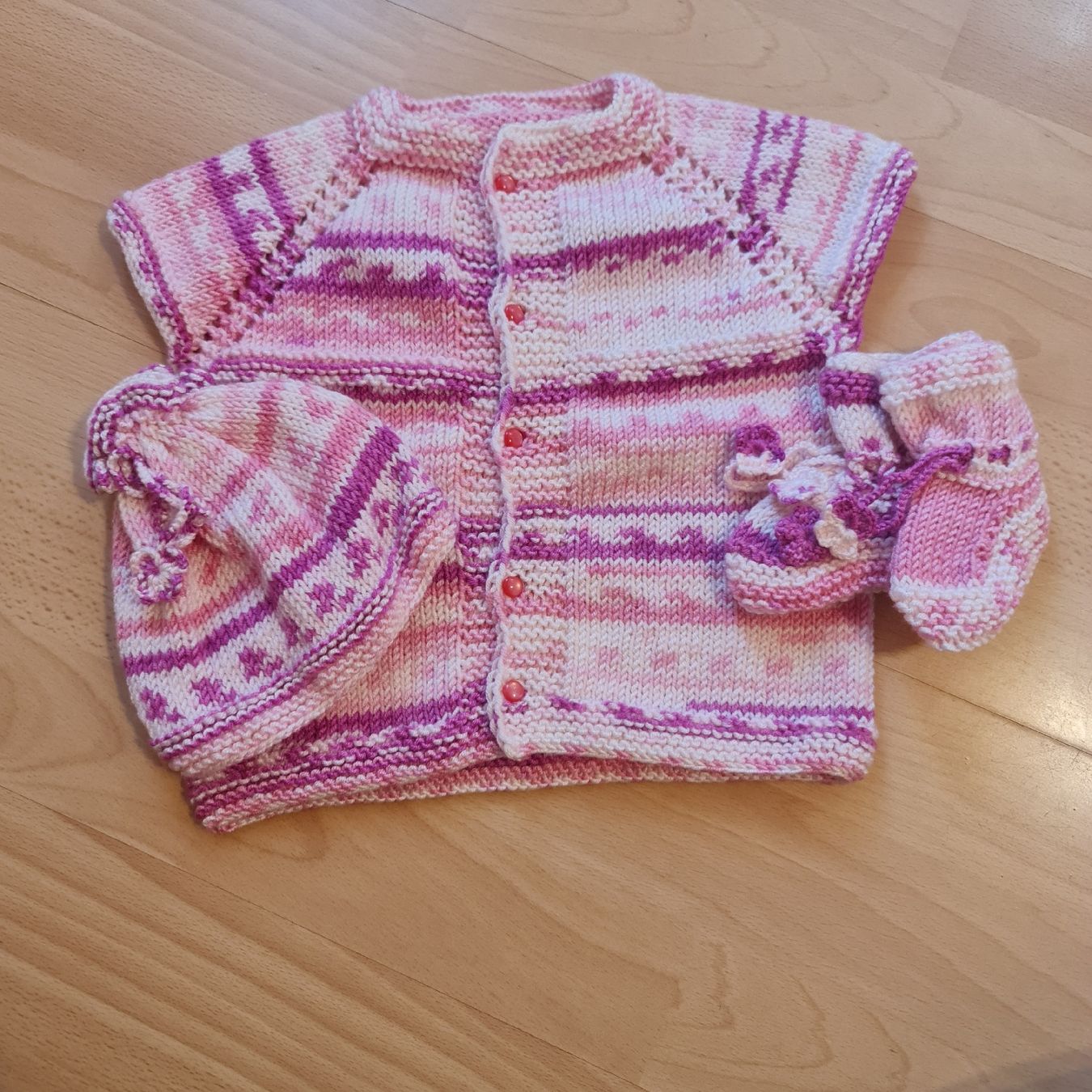 Lotti & Set di vestiti: Handgestricktes Babykleidungsset – Nuovo e nell'imballaggio originale da Grafstal venduto da sel_yil