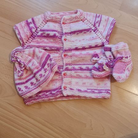 Handgestricktes Babykleidungsset