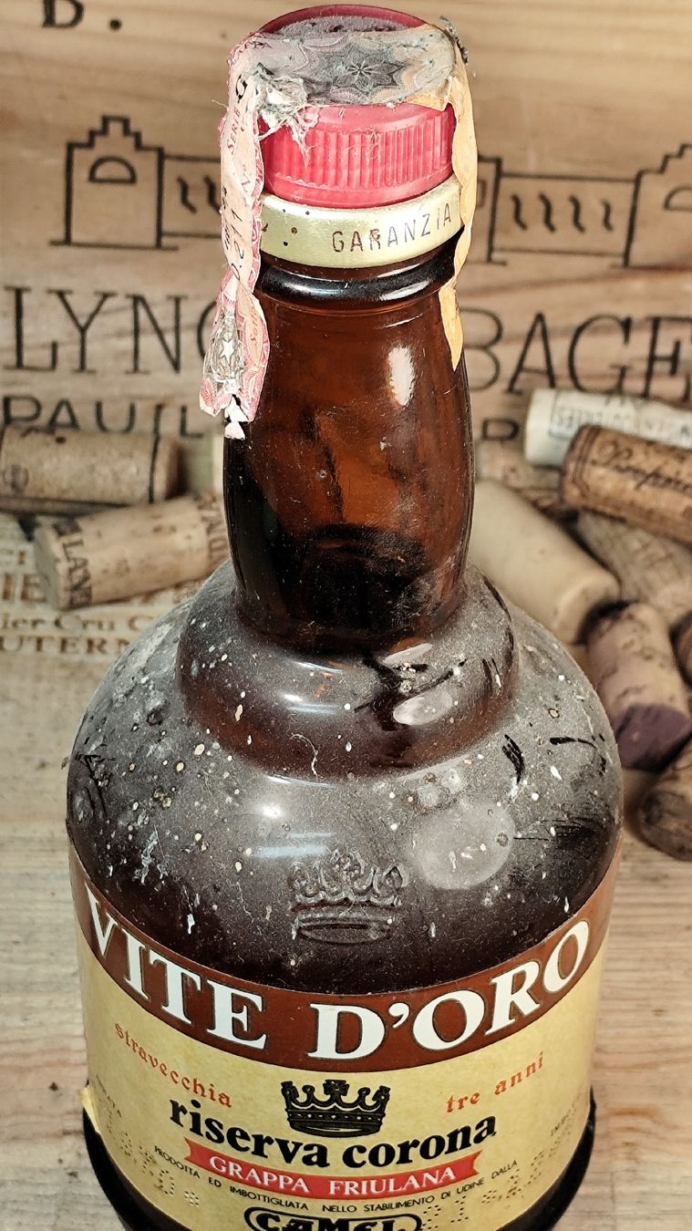 Bevande alcoliche: Grappa Straveccia Riserva Corona Dist.  CAMEL Vite d'Oro – Nuovo e nell'imballaggio originale da Büsserach venduto da Vintage-vins 2