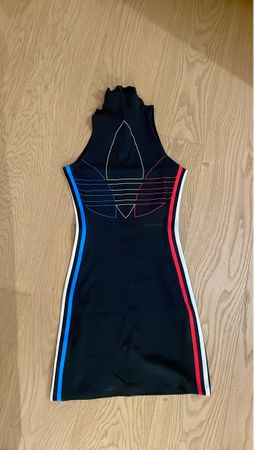 Sportlich elegantes Adidas Skirt, Grösse 34, neuwertig!