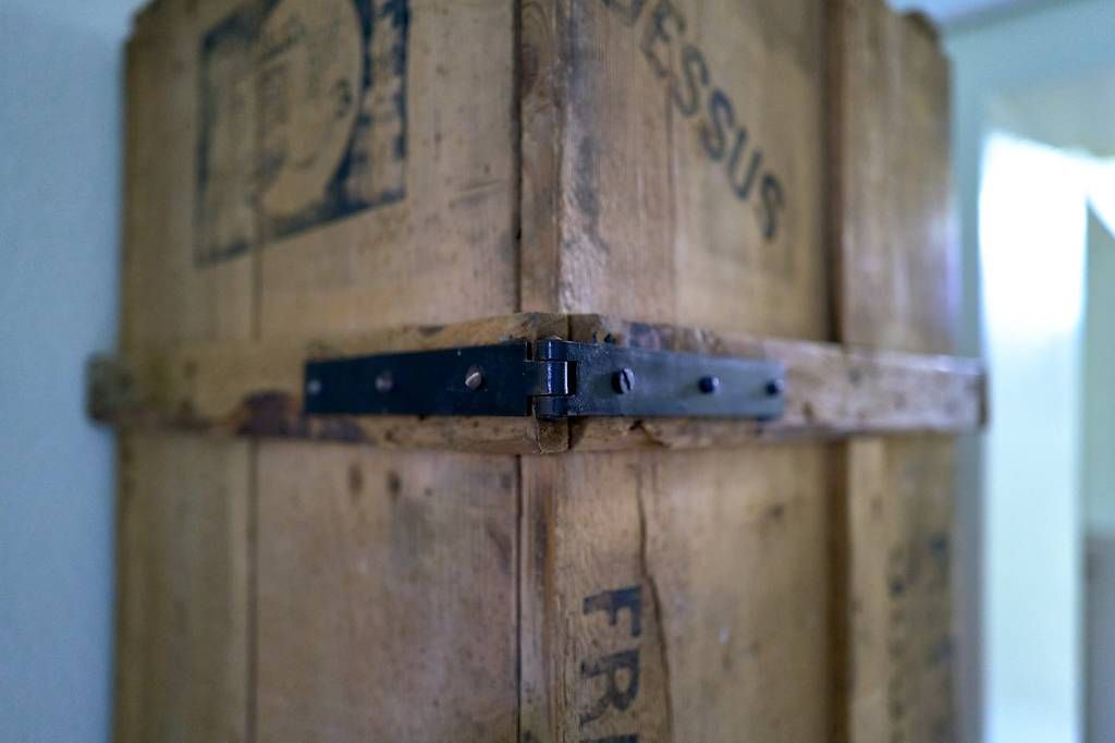 Armoires: Ancienne caisse industrielle Dubied transformée en armoire – D'occasion à Neuchâtel par p_b_vdv7 3