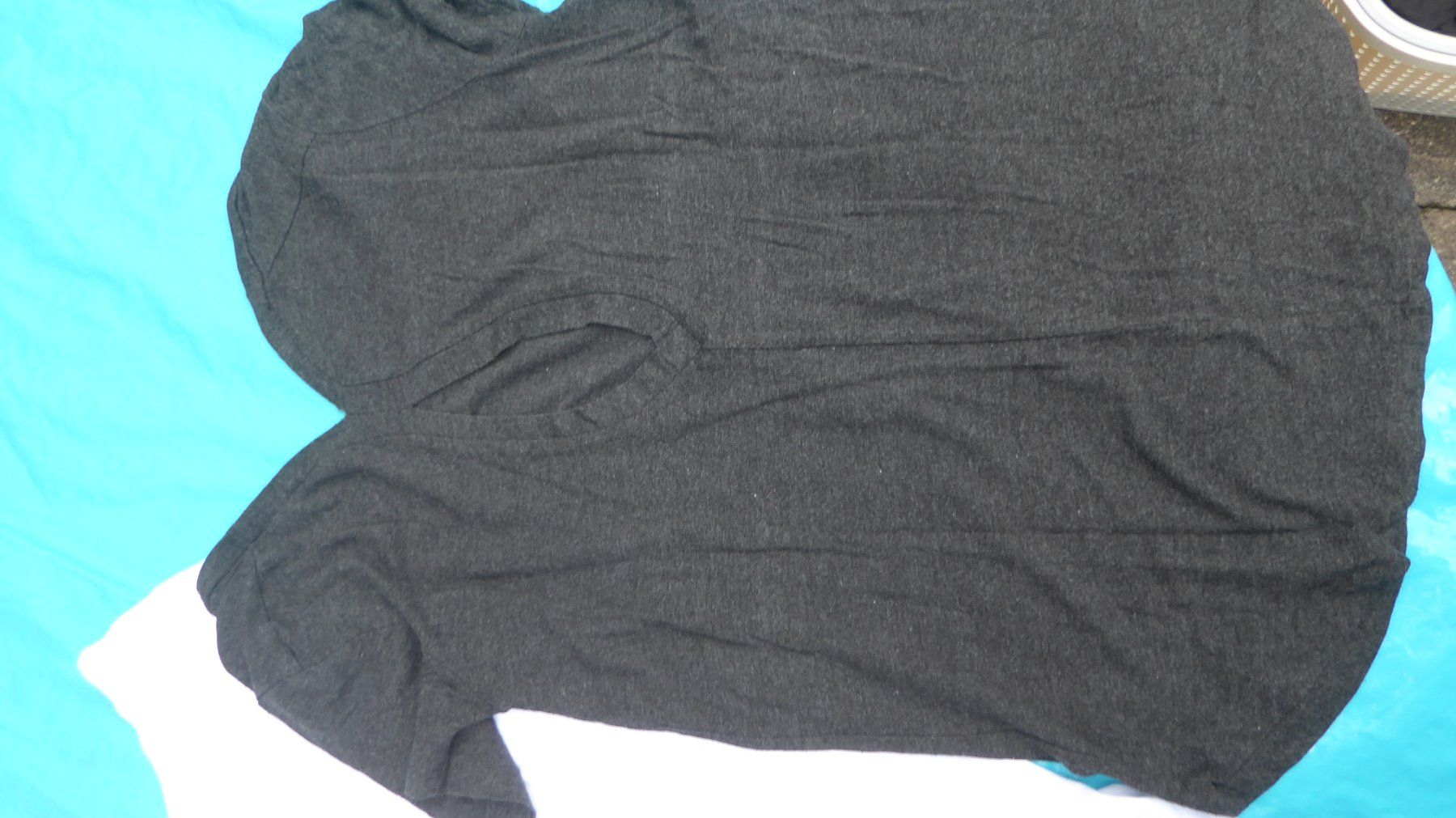Lotti di vestiti: 2 Tshirt mit Rückenausschnitt Gr S Zebra – Usato da Sargans venduto da Benziner 2