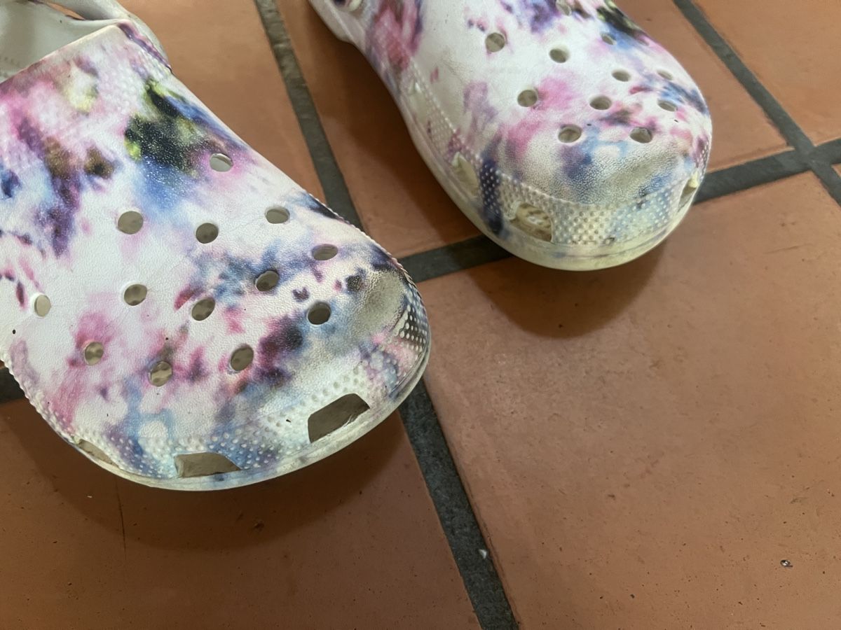 Crocs Scarpe per ragazze: Bunte Crocs Grösse 36/37 gebraucht – Usato da Wohlenschwil venduto da SmokyAnnie 1