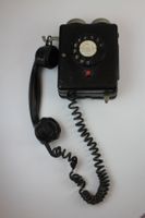 Alter Polizei-/Feuerwehr-Telefonapparat mit Wählscheibe