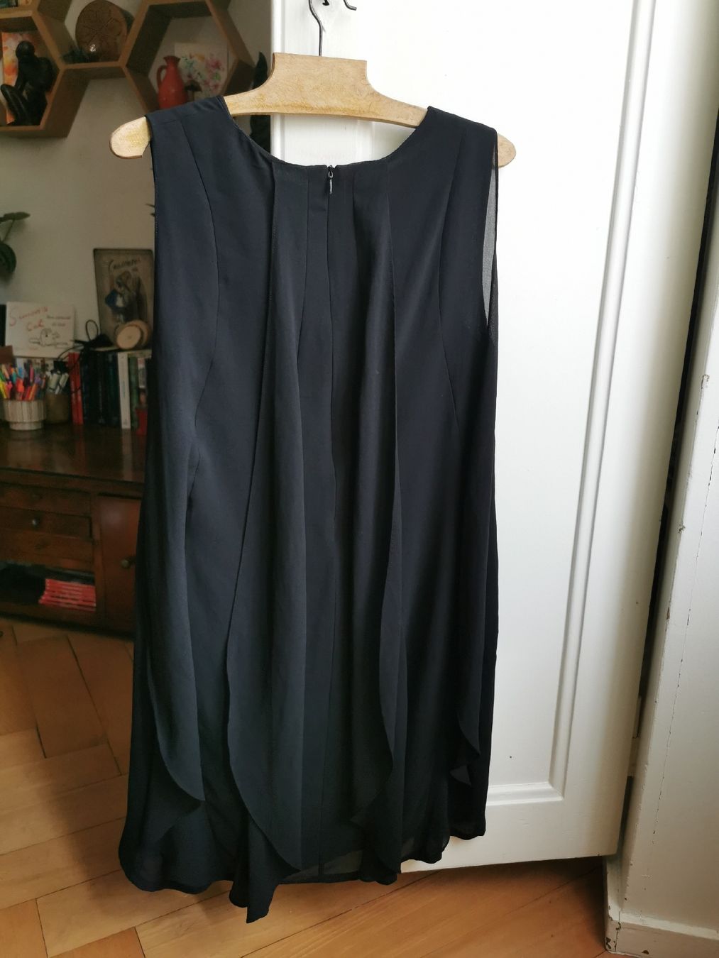 Vestiti: Robe noire Holly Bracken, fluide, drapé dans le dos – Usato da Peseux venduto da LaLoriotte 1