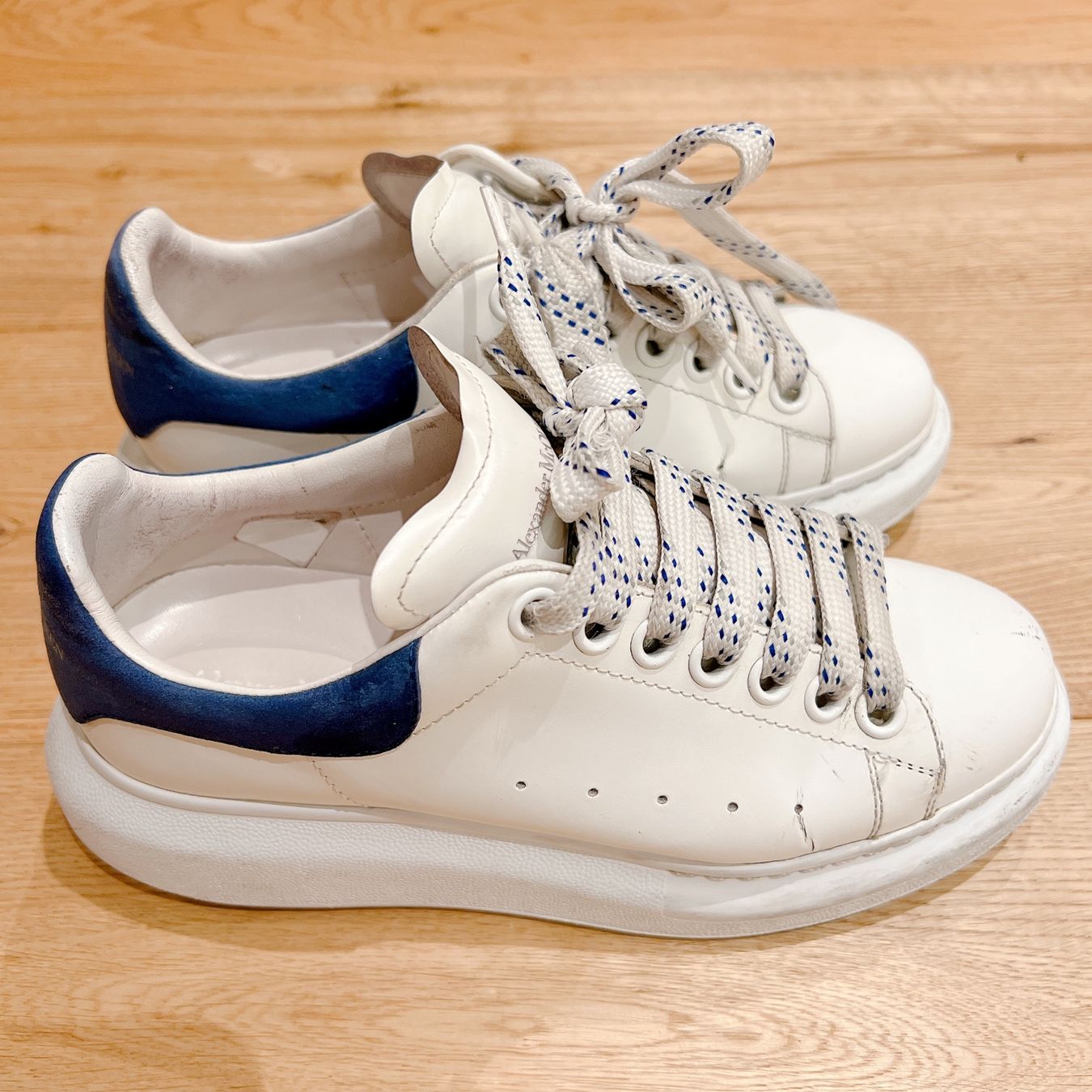 Alexander Mcqueen Chaussures femmes: Alexander McQueen Oversized Sneakers White Blue – Défectueux à Basel par Harper.G 5
