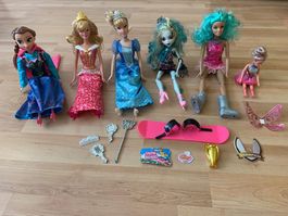 Plusieurs Barbies: Anna, Aurore, Cendrillon, Monster, Surf
