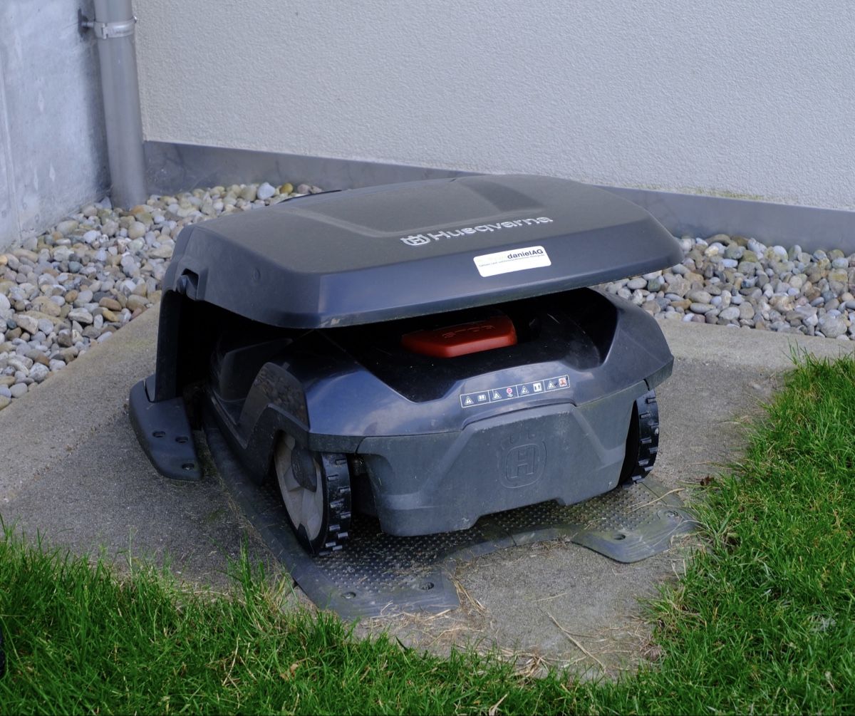 Husqvarna Tagliaerba: Husqvarna Automower 420 mit Original-Garage – Usato da Widnau venduto da lissy_melissa 1