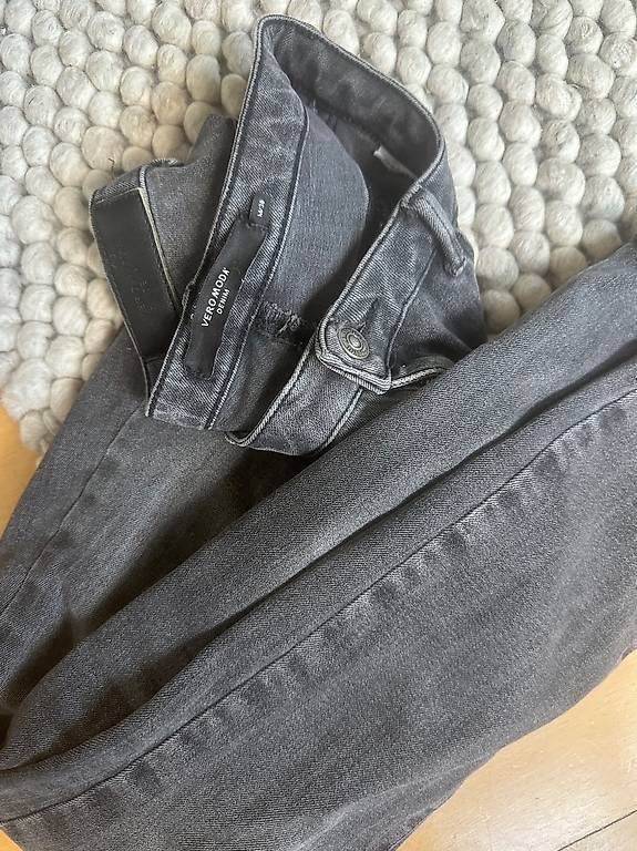 Jeans: Bequeme dunkelgraue Jeans in Grösse M – Usato da Luzern venduto da dariajenni 2