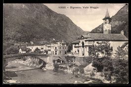 AK Bignasco /Valle Maggia, Veduta del paese con chiesa e pon