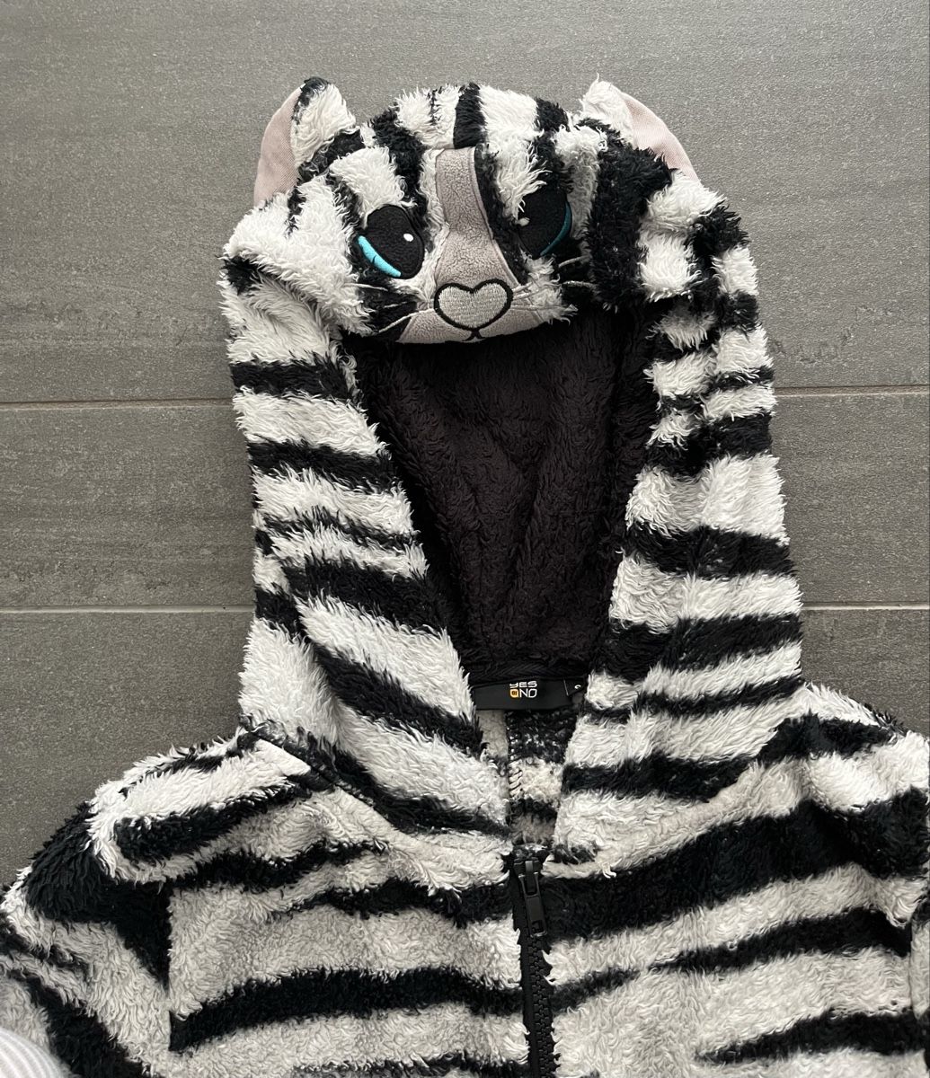 Pyjamas & Ähnliches: Warmer Zebra Onesie Overall, Grösse S – Gebraucht aus Möhlin von eny_lsk7 1