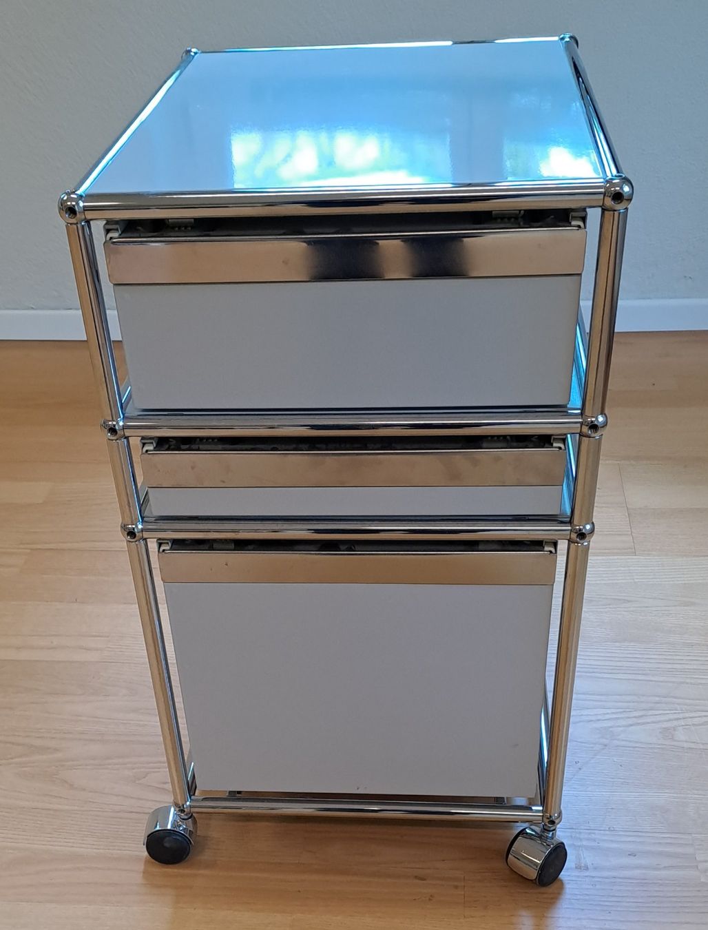 USM Cassettiere: Schöner USM Haller Rollcontainer in lichtgrau – Usato da Winterthur venduto da altrade 3