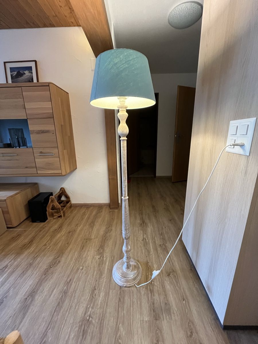 Sofas: Gemütliches Bettsofa mit Lampe – D'occasion à Sörenberg par LKE 2
