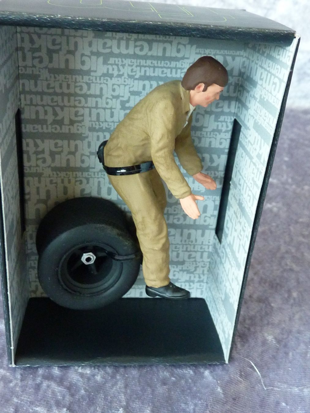 Modellini d'auto: Figur Mechaniker mit Rad 1:18 – Nuovo (secondo la descrizione) da Dürrenäsch venduto da modellautos4you