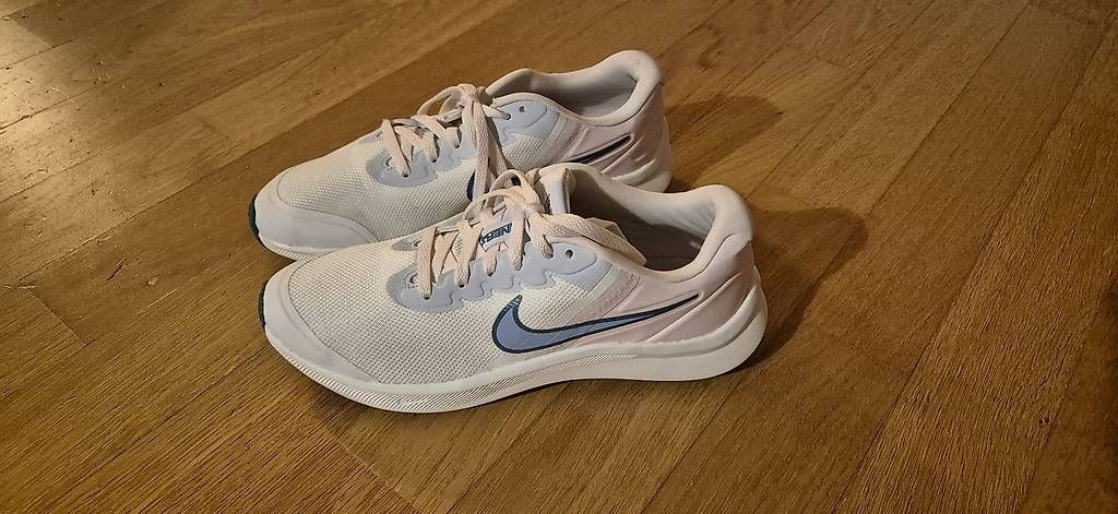 Scarpe per ragazzi: NIKE Kinderturnschuhe – Usato da Hagendorn venduto da Saga2005