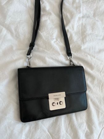 Michael Kors Umhängetasche schwarz Leder guter Zustand