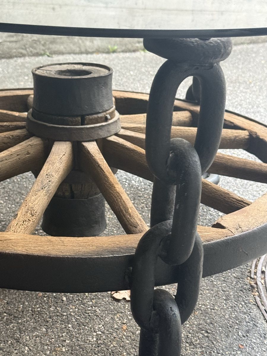 Tische: Rustikaler Couchtisch mit Rauchglas und altem Wagenrad – Gebraucht aus Chur von pet_q7kd 3