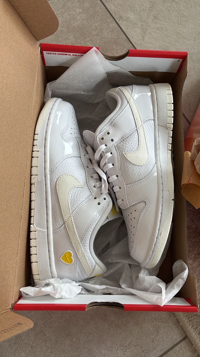 Nike Scarpe da uomo: Nike Dunk Yellow Heart Sneakers – Nuovo e nell'imballaggio originale da Fétigny venduto da Titou2010 2