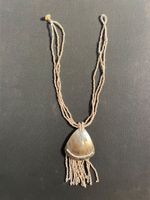 Handgefertigte, beige Perlenhalskette mit Perlmuttanhänger
