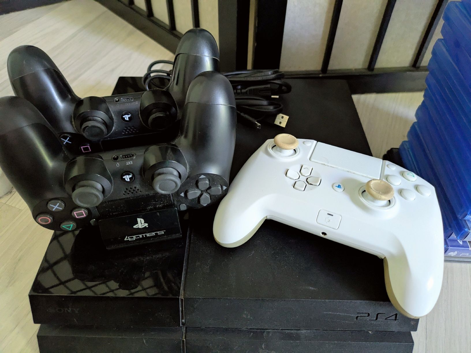 Sony Consoles: Lot PS4 + 3 manettes +16 jeux – D'occasion à Châtonnaye par Enjie 1