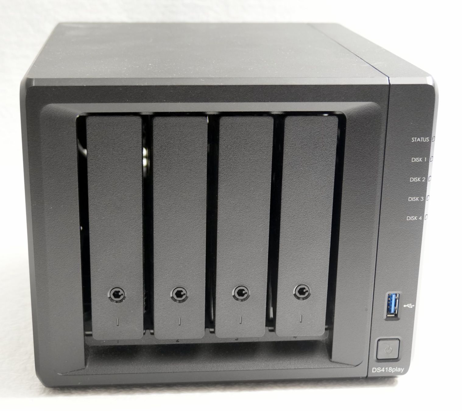 Synology Server: SYNOLOGY Diskstation DS418play - 4 Slots – Usato da Winterthur venduto da Sawomiju