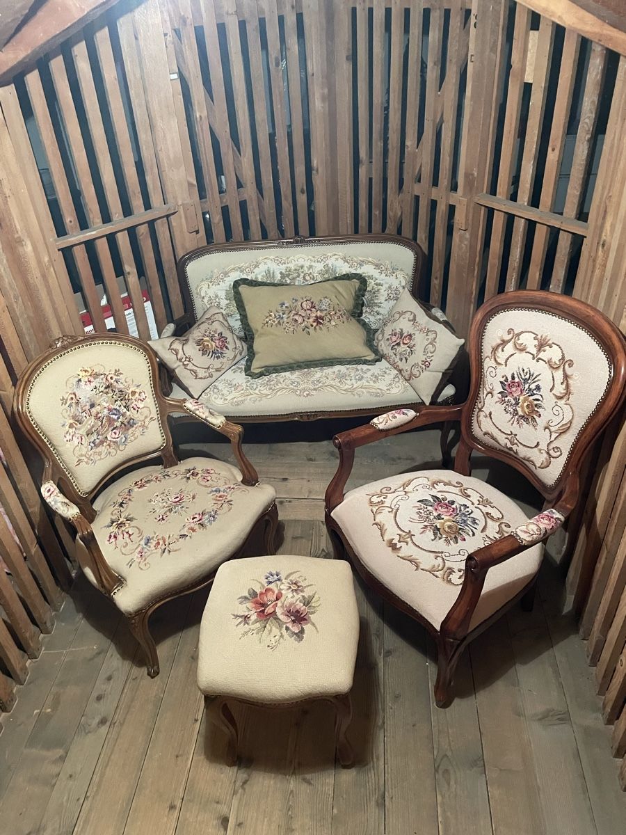 Sofas: Möbel-Set mit Stickerei: Sofa, 2 Sessel, Hocker – Gebraucht aus Zürich von Campi1000 1