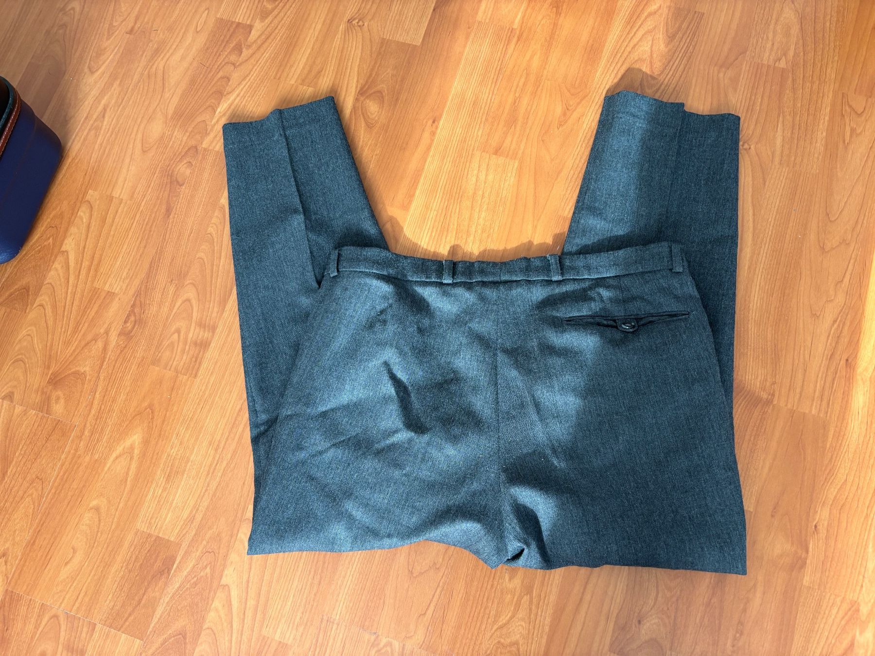 Pantaloni: Graue Bundfaltenhose mit Dehnbund ca. M – Usato da Balsthal venduto da Uroby 2