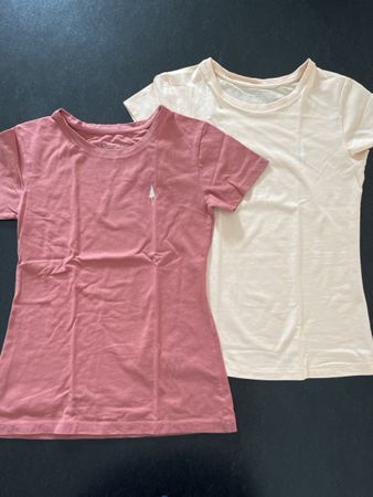 2 neuwertige Nikin T-Shirts