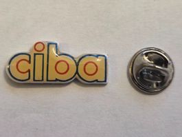Pin's vintage CIBA jaune et bleu clair