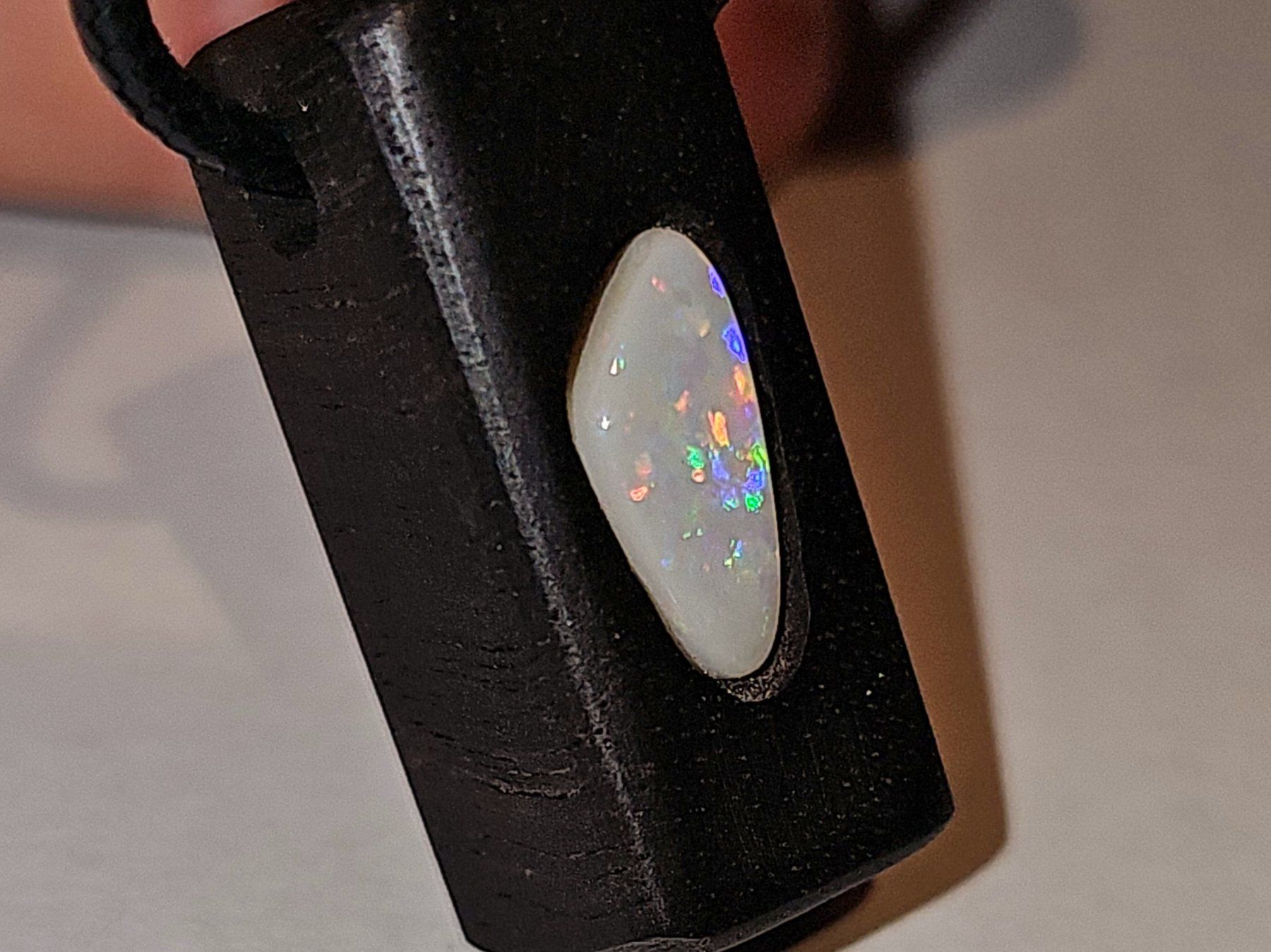 Ciondoli: Australischer multicolor Flashfire Opal im Ebenholz – Nuovo e nell'imballaggio originale da Uerkheim venduto da Winwinner