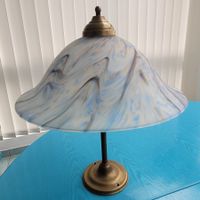 Messing Tischlampe mit schönem Glasschirm  Designklassiker