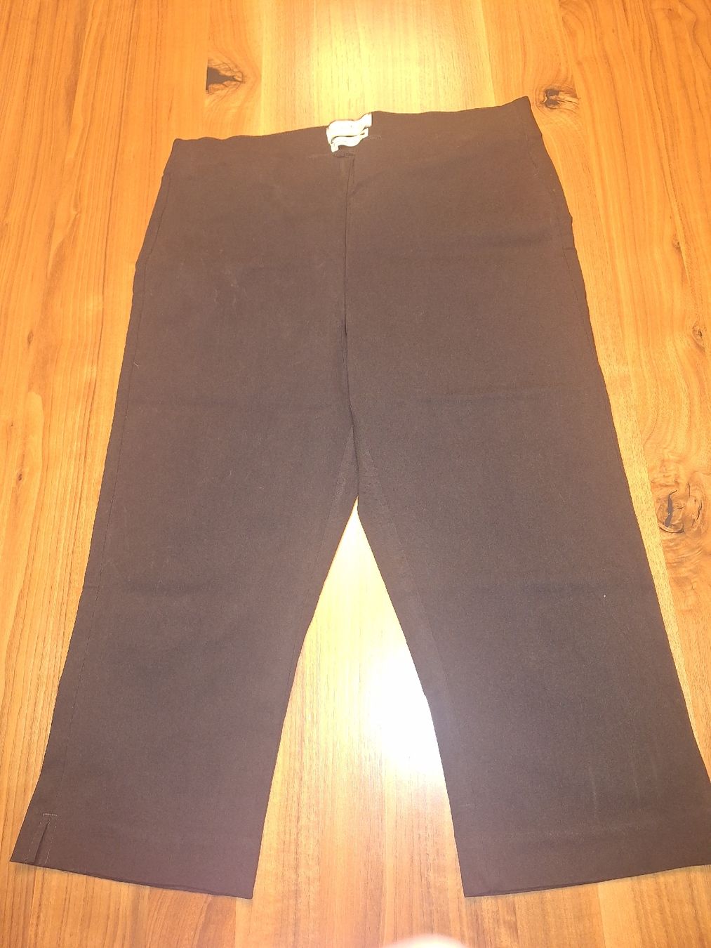 Tchibo Pantaloni: Schwarze Capris "Essentials by Tchibo" Gr. 42/44 Damen – Usato da Heerbrugg venduto da GiuliM19