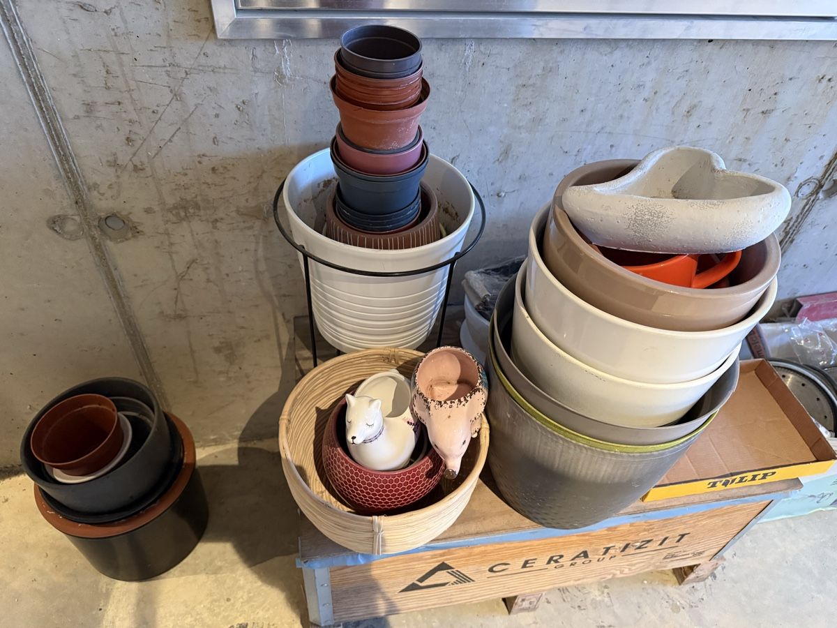 Blumentöpfe: Übertöpfe diverse Grössen – Gebraucht aus Auenstein von DailyFinds