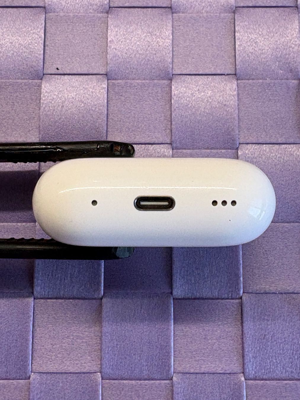 Apple Ladegeräte: Apple AirPods Pro2 charging case (A2968). – Gebraucht aus Lausanne von sil_2dxk 4
