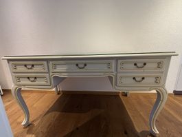 Louis XV Schreibtisch mit Schubladen und Glasplatte