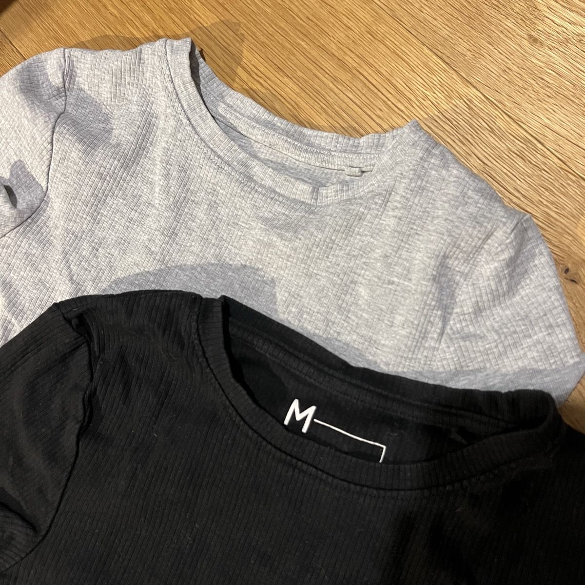 T-shirt: Crop Top T-Shirts Grau/Schwarz – Nuovo (secondo la descrizione) da Chur venduto da noe_mh8b 1