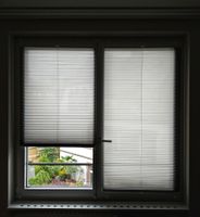 Graue/s Plissee/s für Fenster