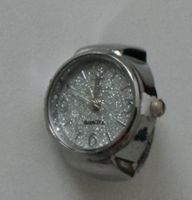 Fingerringuhr mit silbrigem Display