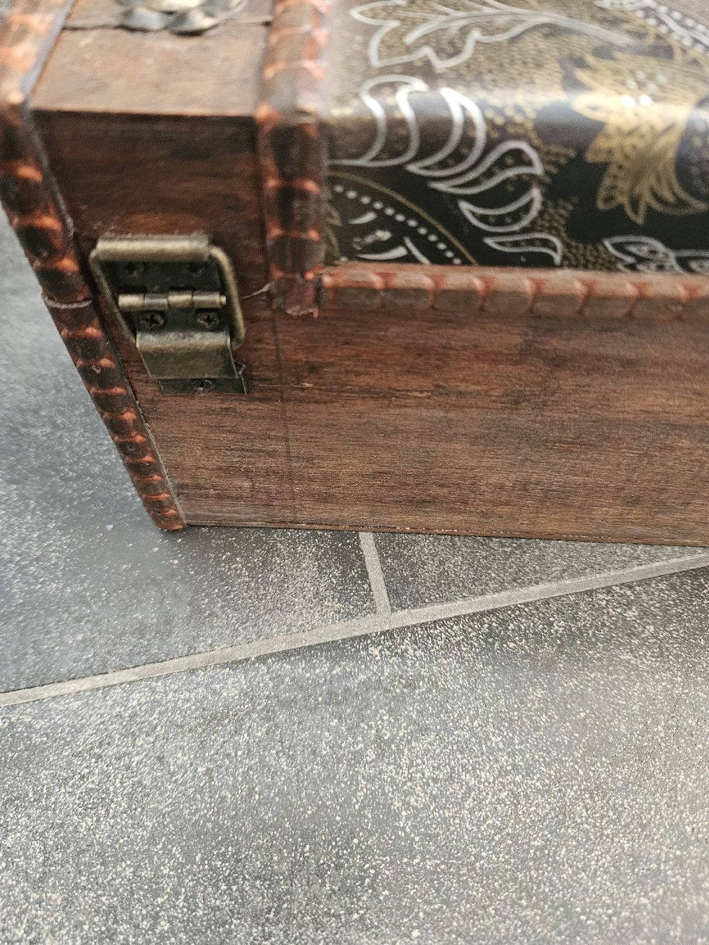Cassapanche: Holzschatulle mit Muster und Griff Kiste – Usato da Anwil venduto da tamoos 3