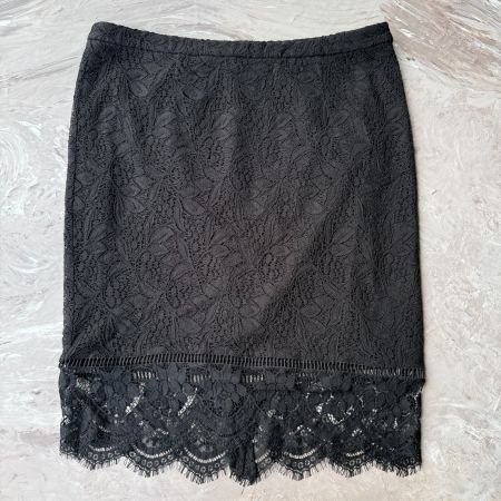 Jupe noir, entièrement en dentelle florale