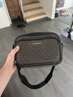 Sac bandoulière Michael Kors monogramme noir et marron