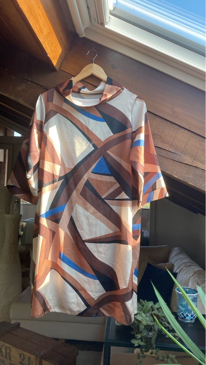 Vestiti: Kleid mit modernem, künstlerischem Muster – Nuovo (secondo la descrizione) da Bottmingen venduto da sand-b
