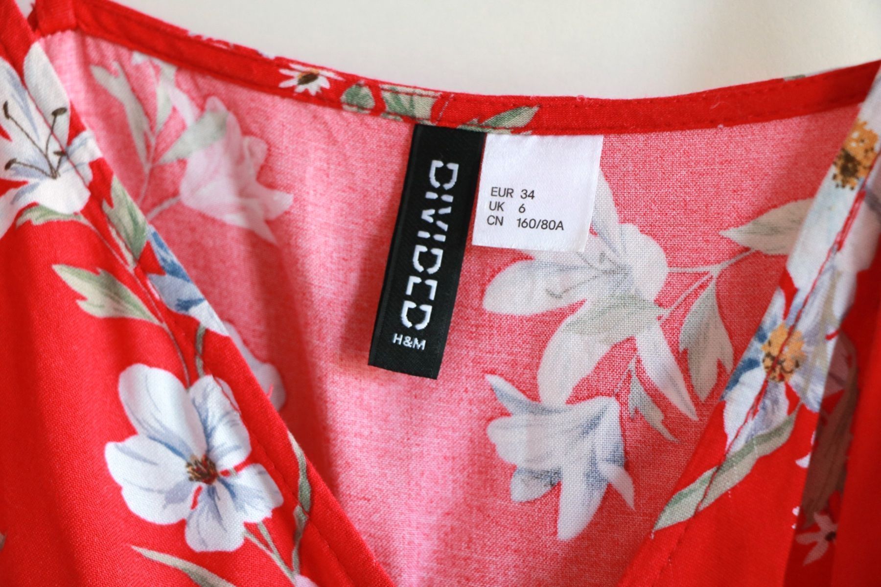 H&M Vestiti: H&M rotes Wickelkleid mit Blumenmuster – Usato da Gachnang venduto da todressgolden 5