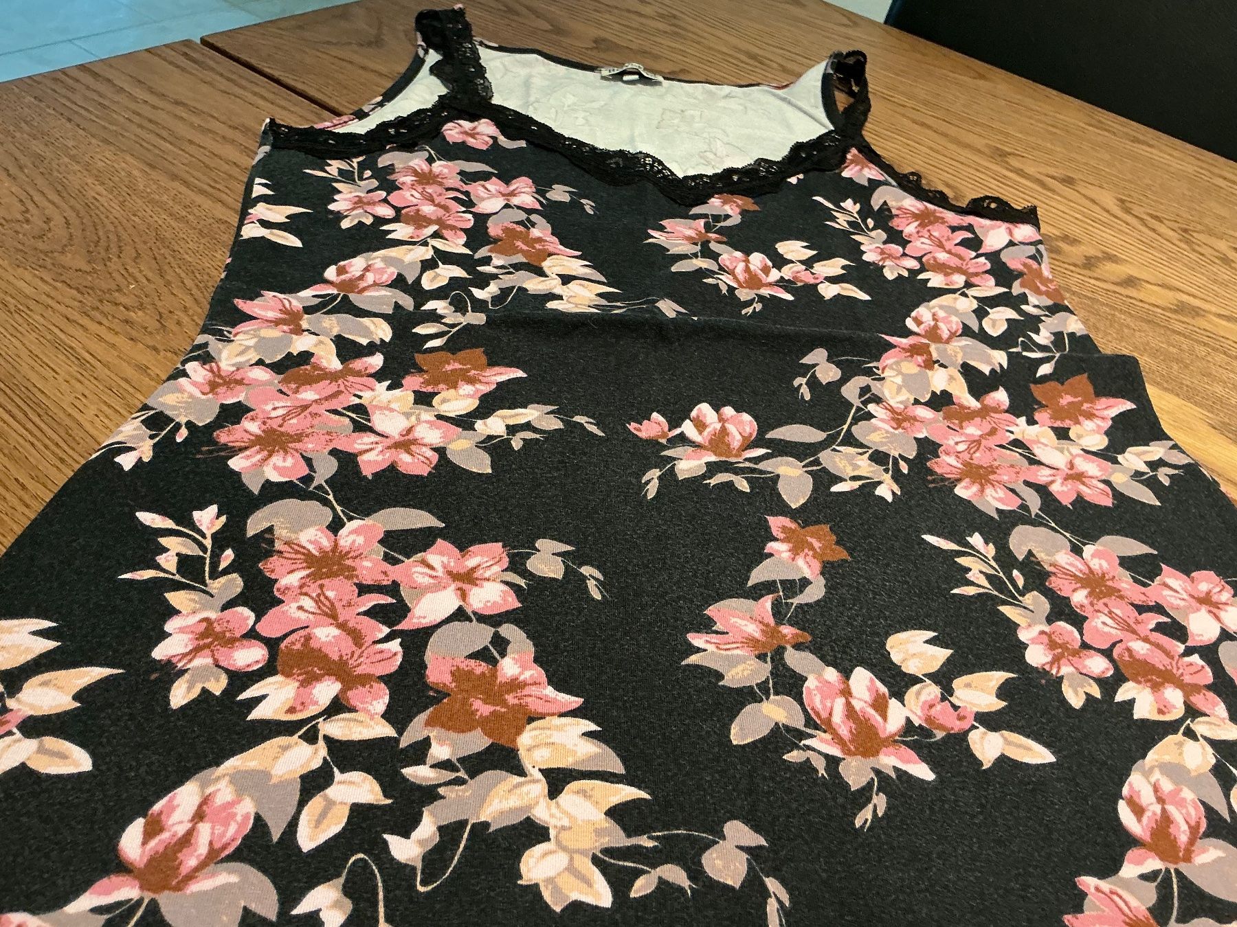 Top: Blumiges Sommertop Gr.42 schwarz mit Spitzendetails – Usato da Würenlos venduto da sweety5436